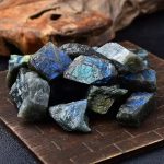 Pietre di Labradorite autentiche, perfette per decorazioni, collezioni e oggetti scientifici. La loro superficie iridescente mostra riflessi blu e verde, rendendole uniche e affascinanti.