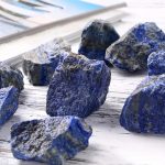 Pietre di lapislazzuli blu naturale, perfette come decorazioni scientifiche e oggetti da collezione, ideali per appassionati di mineralogia e decorazioni originali.