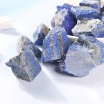Pietre di lapislazzuli naturali di alta qualità, ideali per decorazioni scientifiche e oggetti da collezione, con tonalità blu intenso e venature dorate.