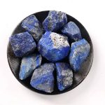 Pietre di lapislazzuli autentiche di colore blu intenso con venature bianche e dorate, ideali per decorazioni scientifiche e oggetti da collezione.