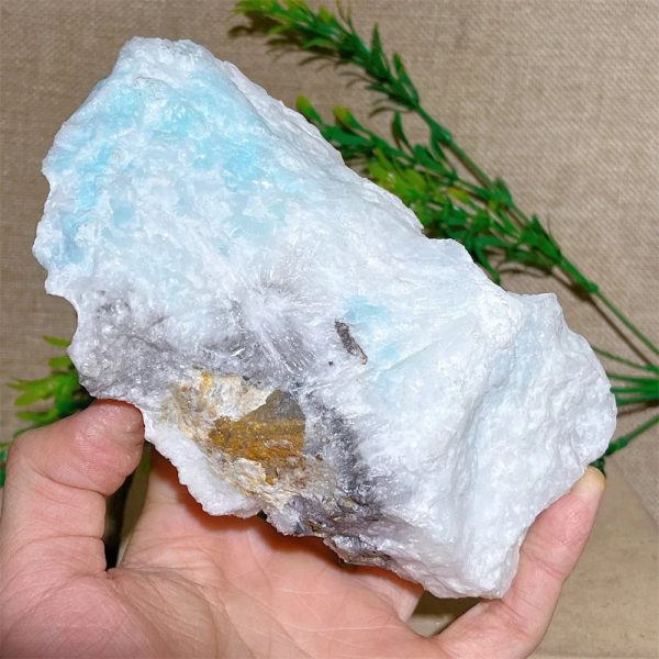 Pietra di quarzo blu naturale, perfetta come decorazione scientifica o oggetto da collezione, con una superficie cristallina e traslucida, ideale per ambienti di studio o decorativi.
