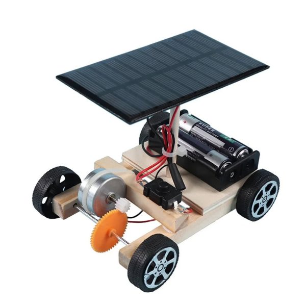 Modello di veicolo solare fai-da-te con pannello solare, motore, ruote e componenti elettronici, ideale per progetti educativi e scientifici.
