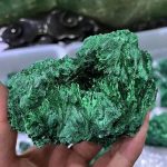 Malachite naturale, minerale decorativo e oggetto scientifico.