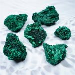 Rocce di malachite verdi, minerali decorativi e oggetti scientifici, perfetti per collezionisti e decorazioni.
