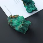 Oggetto scientifico naturale, pietra mineraria verde con dettagli minerali, perfetta come decorazione scientifica o oggetto da collezione.