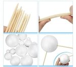 Bastoncini di legno e sfere di polistirolo ideali per decorazioni e modelli scientifici, facili da manipolare e assemblare. Perfetti per attività educative, artigianali e decorazioni a tema scientific.