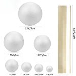 Palline di polistirolo di diverse dimensioni e bastoncini di legno, ideali per creazioni artistiche e decorazioni a tema scientifico.
