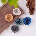 Geodi colorati e cristalli naturali decorativi, perfetti come oggetti scientifici e decorazioni originali per la casa o l'ufficio.