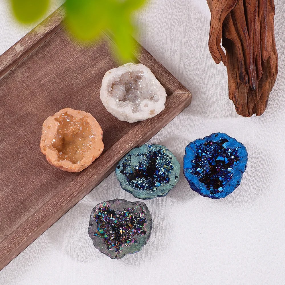 Vetrina di geodi colorati e cristalli naturali Geodi colorati e cristalli naturali decorativi, perfetti come oggetti scientifici e decorazioni originali per la casa o l'ufficio.
