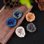 Geodi decorativi colorati con cristalli brillanti, perfetti come oggetti scientifici e decorazioni per ambienti educativi o di design.