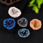 Vetrini di geode colorati e scintillanti, perfetti come decorazioni scientifiche e oggetti da collezione, ideali per appassionati di mineralogia e decorazioni originali.