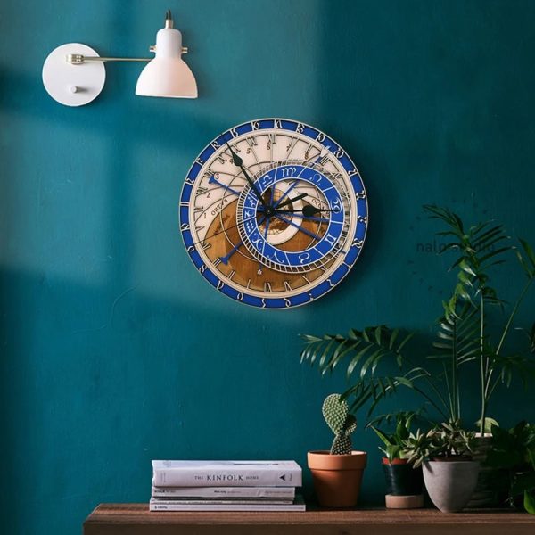 Orologio decorativo da parete con design scientifico, elementi di orologeria e dettagli astrali, ideale per ambienti moderni e studi. Perfetto come decorazione originale e funzionale.