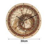 Orologio astronomico in legno con dettagli intricati e numeri romani, perfetto come decorazione scientifica o oggetto da collezione.