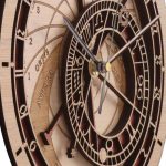 Orologio astronomico in legno con dettagli intricati, numeri romani e lancette eleganti, perfetto come decorazione scientifica e oggetto da collezione.