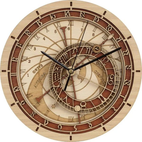 Orologio decorativo in legno con design scientifico, numeri romani e dettagli intricati, perfetto come decorazione per appassionati di scienza e oggetti unici.