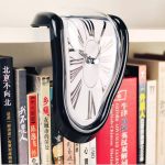 Orologio da parete con effetto distorsione, decorativo e originale, perfetto per ambienti moderni e creativi.