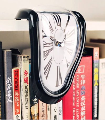 Orologio da parete con effetto distorsione, decorativo e originale, perfetto per ambienti moderni e creativi.