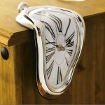 Orologio da parete con design distorto e effetto melting, ispirato allo stile surrealista, perfetto come decorazione originale e artistica per ambienti moderni.