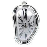 Orologio artistico con vetro curvo e numeri romani, decorativo e originale, perfetto come oggetto di arredamento scientifico e moderno.