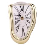 Orologio con cassa dorata e vetro curvo, con numeri romani distorti e lancette nere, in stile surrealista, perfetto come decorazione scientifica originale.