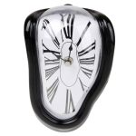 Orologio da parete con effetto melting, design artistico e originale, perfetto come decorazione scientifica e moderna per ambienti creativi e innovativi.