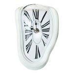 Orologio da parete con effetto distorto in stile surrealista, design artistico e originale, perfetto come decorazione scientifica e moderna.
