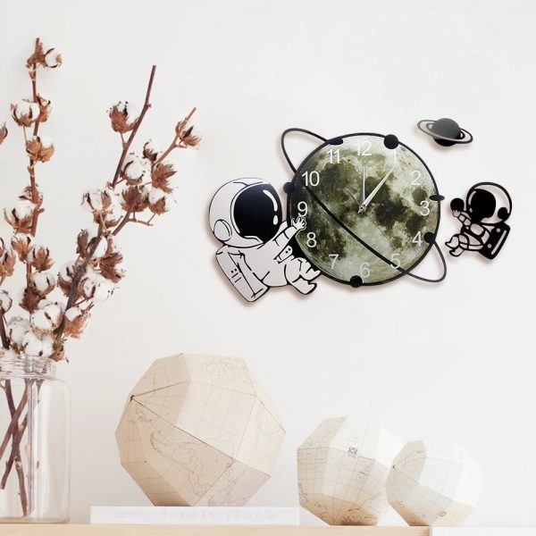 Decorazione murale con tema spaziale e astronauta, orologio con immagine della luna, pianeta e oggetti scientifici in stile moderno e originale.