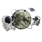 Orologio decorativo con immagine della luna e astronauti in stile cartoon, perfetto per gli appassionati di spazio e scienza.
