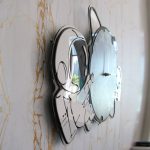 Orologio da parete con figura di astronauta e grande quadrante, perfetto come decorazione scientifica moderna per ambienti di studio o casa.