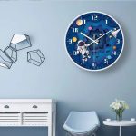 Orologio decorativo con design spaziale, astronauta e pianeti, perfetto per ambienti moderni e per gli appassionati di scienza e spazio.