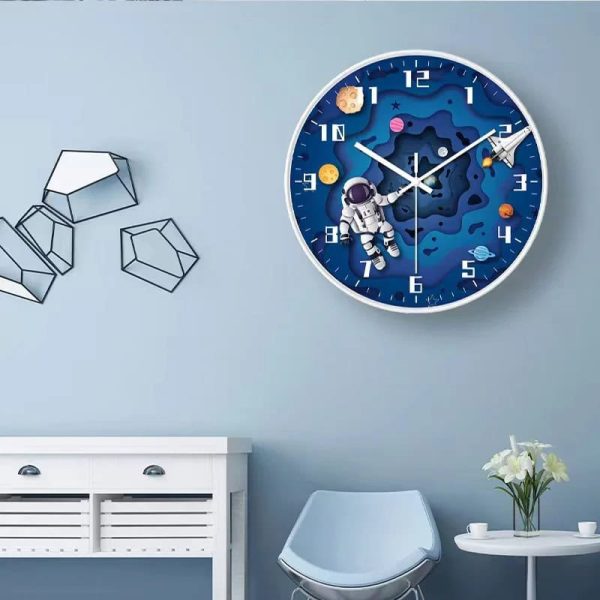 Orologio decorativo con design spaziale, astronauta e pianeti, perfetto per ambienti moderni e per gli appassionati di scienza e spazio.