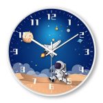 Orologio decorativo con design spaziale, astronauta e pianeti, perfetto per appassionati di scienza e spazio, ideale come decorazione originale per ambienti educativi o moderni.
