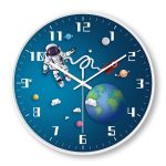 Orologio decorativo con astronauta, pianeti e Terra, tema spaziale, perfetto come decorazione scientifica per ambienti educativi e moderni.