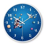 Orologio decorativo con tema spaziale, raffigurante un astronauta, pianeti e una navicella spaziale su sfondo blu. Perfetto come decorazione scientifica per ambienti educativi o spaziali.
