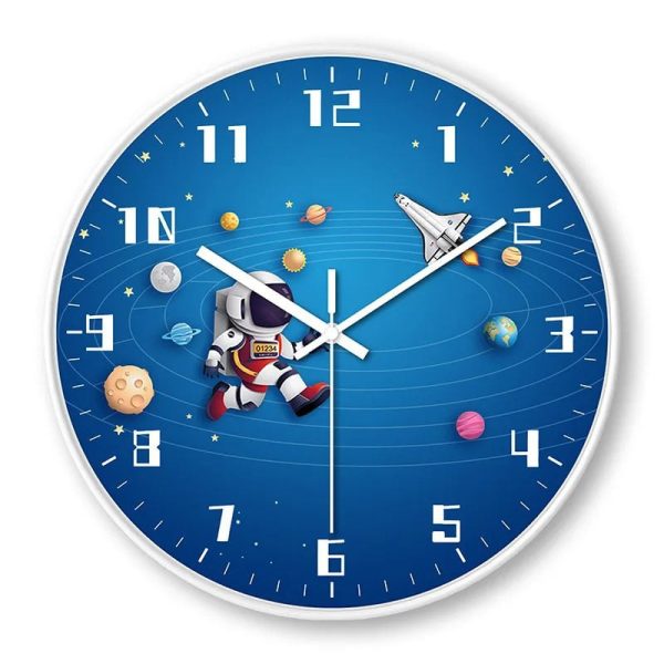 Orologio decorativo con tema spaziale, raffigurante un astronauta, pianeti e una navicella spaziale su sfondo blu. Perfetto come decorazione scientifica per ambienti educativi o spaziali.