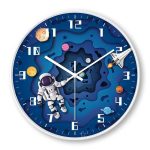 Orologio da parete con design spaziale, astronauta e pianeti, perfetto come decorazione scientifica per ambienti educativi o moderni.