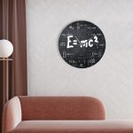 Orologio da parete con design scientifico, formule matematiche e fisiche, ideale per ambienti educativi o di studio.