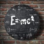 Orologio decorativo con formule matematiche e scientifiche, ideale per appassionati di scienza e matematica, perfetto come elemento di arredo originale e stimolante.
