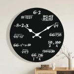 Orologio da parete decorativo con formule matematiche e numeri, stile moderno e originale, perfetto per ambienti studi o aule scolastiche.