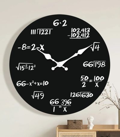 Orologio da parete decorativo con formule matematiche e numeri, stile moderno e originale, perfetto per ambienti studi o aule scolastiche.