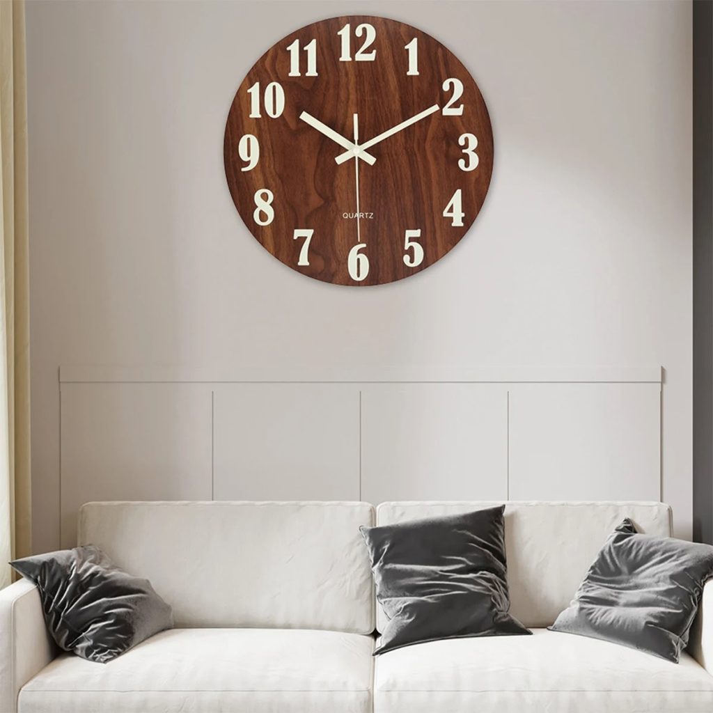 Orologio da parete in legno con numeri bianchi, perfetto come decorazione moderna per soggiorno o camera da letto, aggiunge un tocco di eleganza e funzionalità alla casa.
