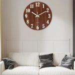 Orologio da parete in legno con numeri bianchi, perfetto come decorazione moderna per soggiorno o camera da letto, aggiunge un tocco di eleganza e funzionalità alla casa.