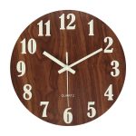 Orologio da parete in legno con numeri grandi e lancette chiare, ideale per decorare ambienti scientifici o studi. Design elegante e funzionale, perfetto per appassionati di scienza e decorazioni orig.