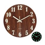 Orologio da parete in legno con numeri bianchi e lancette nere, design elegante e moderno, perfetto come decorazione scientifica o oggetto di arredamento.