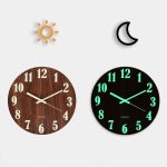 Orologio da parete con design giorno e notte, con simboli di sole e luna, perfetto come decorazione scientifica e oggetto di studio per appassionati di scienza e astronomia.
