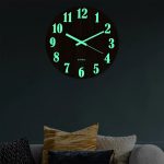 Orologio da parete luminoso con numeri in stile scientifico, ideale come decorazione moderna e funzionale per ambienti di studio o uffici.