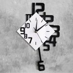 Orologio decorativo con design scientifico, combinazione di numeri e pendolo, ideale per ambienti studi e uffici, stile minimalista e innovativo.