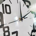 Orologio da parete con numeri grandi e lancette nere, ideale come decorazione scientifica per ambienti educativi o moderni. Design minimalista e funzionale, perfetto per uffici, scuole o studi.