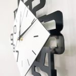 Orologio decorativo con design scientifico, combinazione di elementi di orologio e simboli scientifici, perfetto per ambienti di studio o uffici.