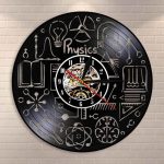 Orologio da parete con design ispirato alla fisica, con simboli scientifici e formule. Perfetto per appassionati di scienza e decorazioni originali per studi o ambienti educativi.